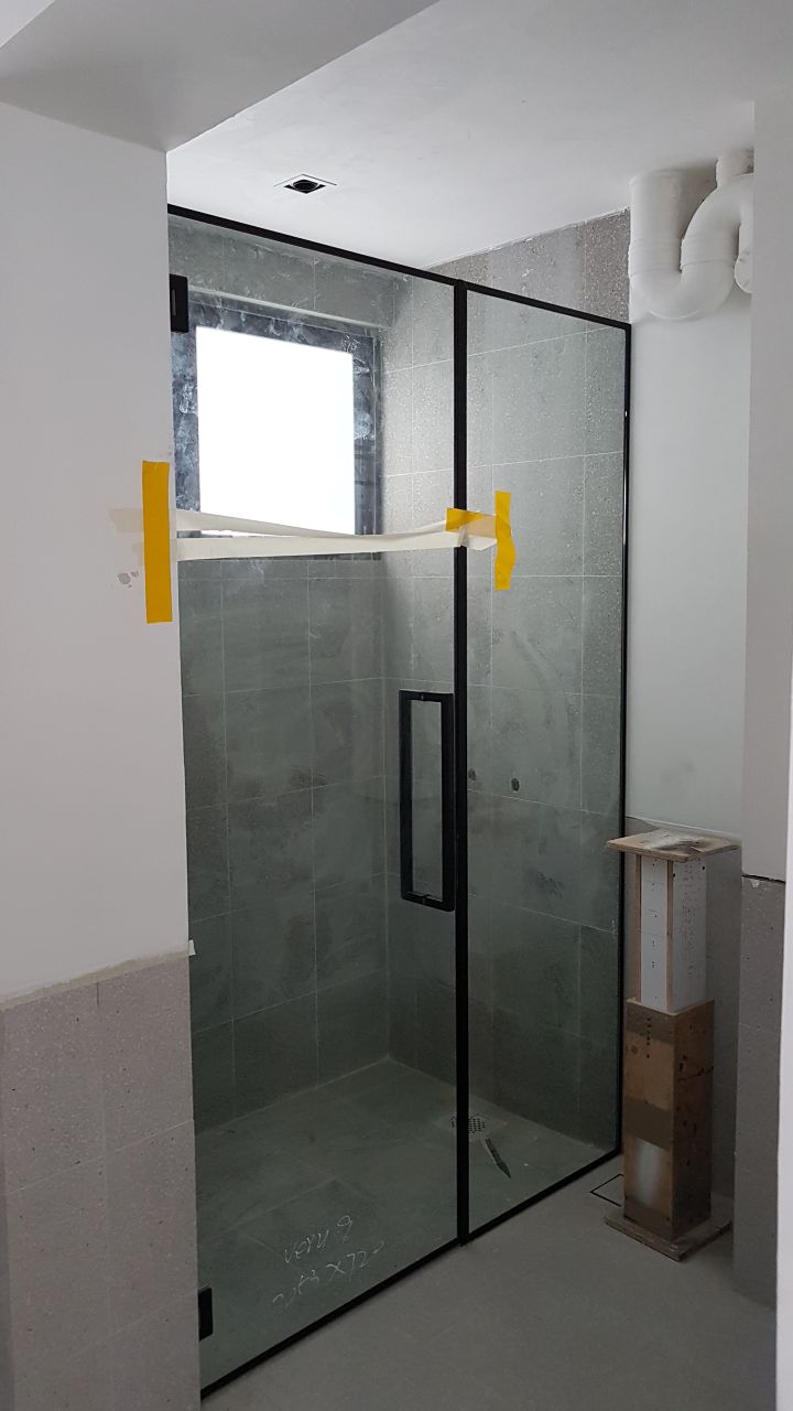 single shower screen 2